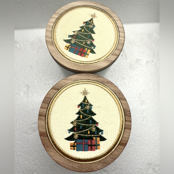 NWT!🎄 DW HOME Christmas Tree Candle 13.6 Oz. Needlework Decorative Lid - Picture 6 of 8